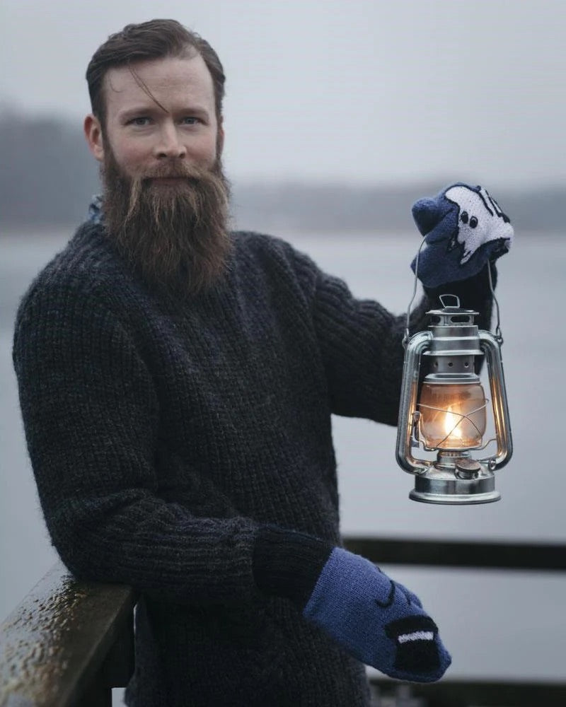 Bilde av strikkede Mummipappa-votter laget med Novita-garn. Vottene er varme og slitesterke, med et sjarmerende Mummi-design – perfekt for kalde dager.